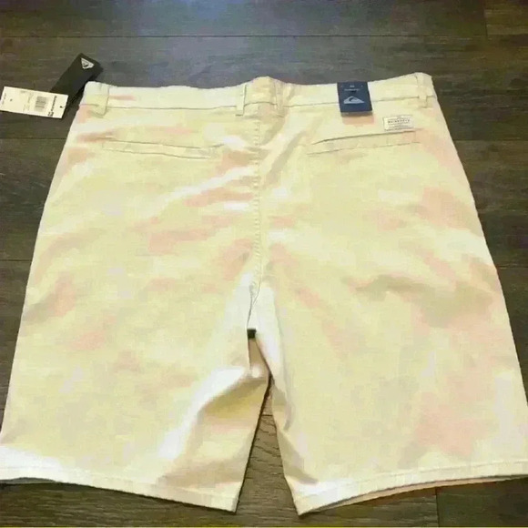 Men’s Quicksilver Khaki Shorts Size 40 Regular Fit NEW - Picture 2 of 4